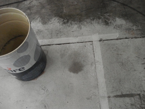 Detalle diamantado frente hormigón antiguo