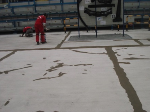 Masillado de cortes de retracción e imperfecciónes del hormigón