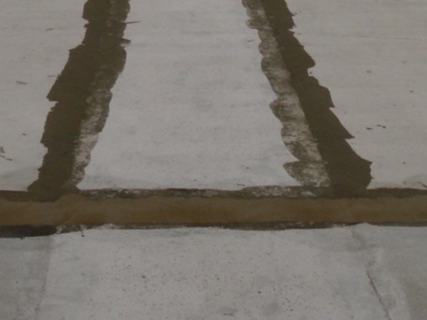 Masillado de cortes de retracción e imperfecciónes del hormigón