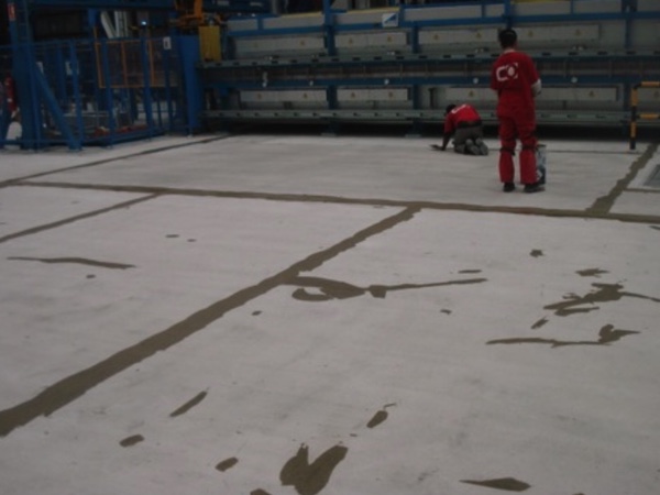 Masillado de cortes de retracción e imperfecciónes del hormigón