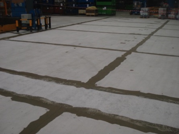 Masillado de cortes de retracción e imperfecciónes del hormigón