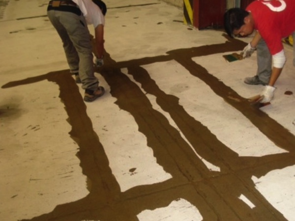 Masillado de cortes de retracción e imperfecciónes del hormigón