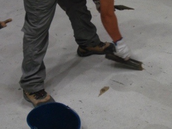 Masillado de cortes de retracción e imperfecciónes del hormigón