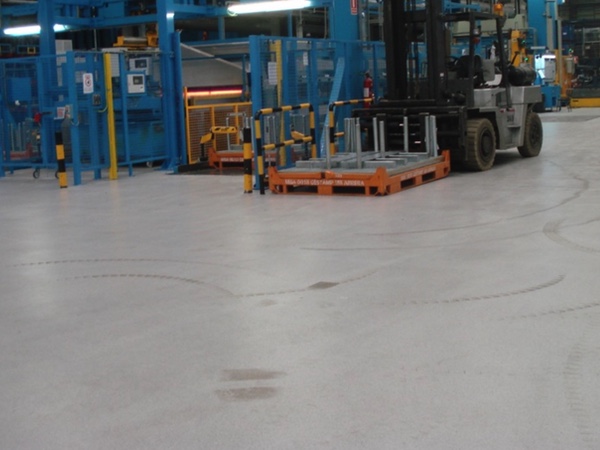 Pavimento terminado - Arrastre de jaulas y contenederos